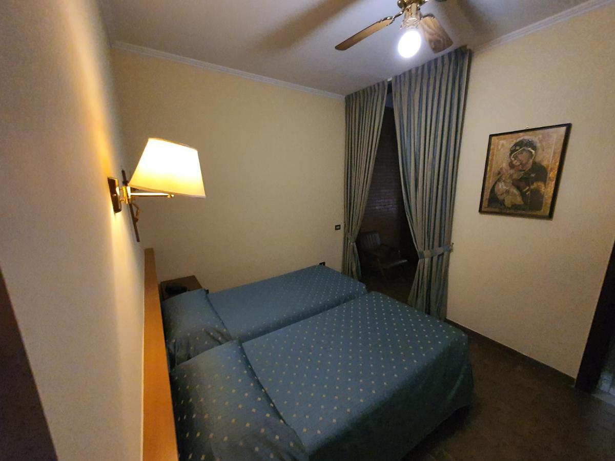 Bed and breakfast Suore Concezioniste Missionarie - Carmen Sallés Roma Extérieur photo